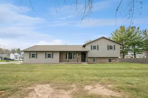 1310 Sandstone Pl, Green Bay, WI 54313
