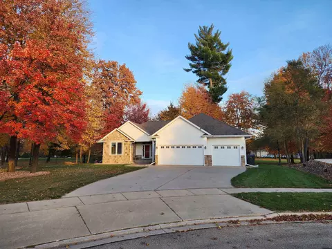 1579 Foxfire Ct, Waupaca, WI 54981