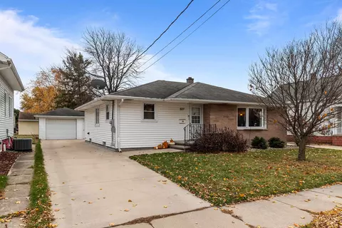 527 W Mckinley Ave, Little Chute, WI 54140