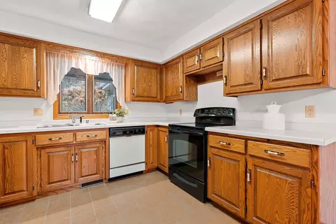Kitchen - 3118 N Oneida St, Appleton, WI 54911 photo 3 of 5