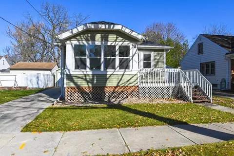 942 Division St, Green Bay, WI 54303