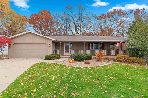 1553 Rustic Ridge Ct, Green Bay, WI 54311