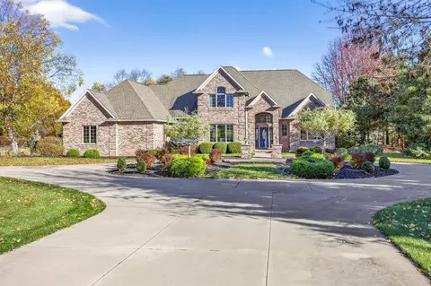 8224 Golf Course Dr, Neenah, WI 54956