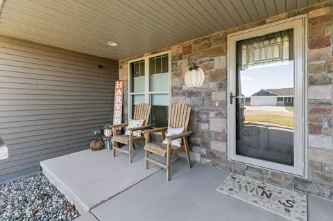 Exterior - 2712 W Fallen Oak Dr, Appleton, WI 54913 photo 7 of 8
