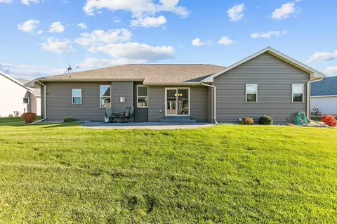 Exterior - 2712 W Fallen Oak Dr, Appleton, WI 54913 photo 2 of 8