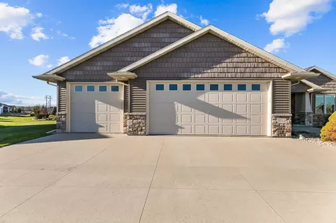 Exterior - 2712 W Fallen Oak Dr, Appleton, WI 54913 photo 4 of 8