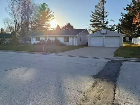 1341 Sunray Ln, Green Bay, WI 54313