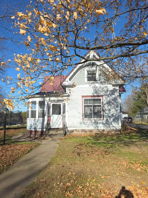 305 E State St, Iola, WI 54945