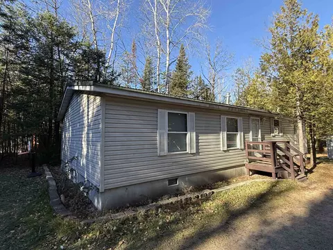5031 Flat Rock Heights Ln, Cecil, WI 54111