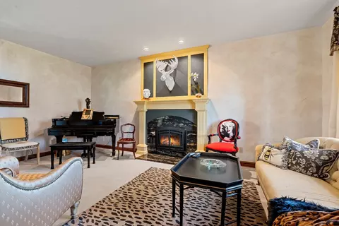 Living - 3117 W Twin Willow Ct, Appleton, WI 54914 photo 2 of 12