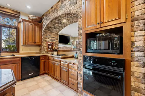 Kitchen - 3117 W Twin Willow Ct, Appleton, WI 54914 photo 7 of 9