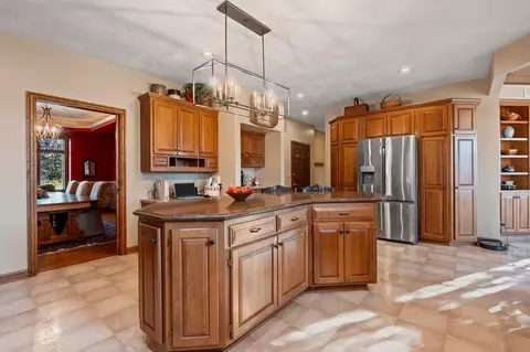 Kitchen - 3117 W Twin Willow Ct, Appleton, WI 54914 photo 8 of 9