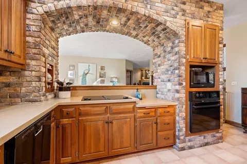 Kitchen - 3117 W Twin Willow Ct, Appleton, WI 54914 photo 4 of 9