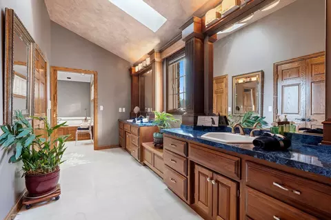 Bath - 3117 W Twin Willow Ct, Appleton, WI 54914 photo 2 of 8
