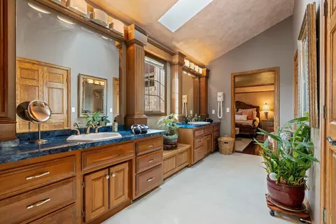 Bath - 3117 W Twin Willow Ct, Appleton, WI 54914 photo 3 of 8