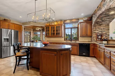 Kitchen - 3117 W Twin Willow Ct, Appleton, WI 54914 photo 2 of 9