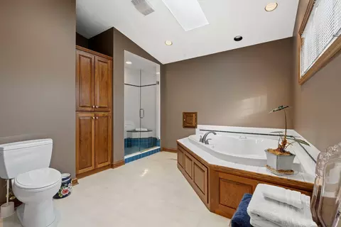 Bath - 3117 W Twin Willow Ct, Appleton, WI 54914 photo 4 of 8
