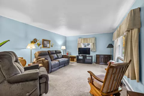 Living - 2618 S Walden Ave, Appleton, WI 54915 photo 2 of 5