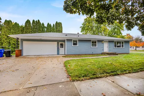 Exterior - 2618 S Walden Ave, Appleton, WI 54915 photo 4 of 7