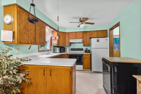 Kitchen - 2618 S Walden Ave, Appleton, WI 54915 photo 3 of 6
