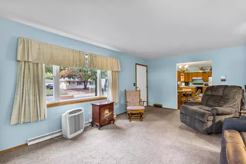 Living - 2618 S Walden Ave, Appleton, WI 54915 photo 3 of 5