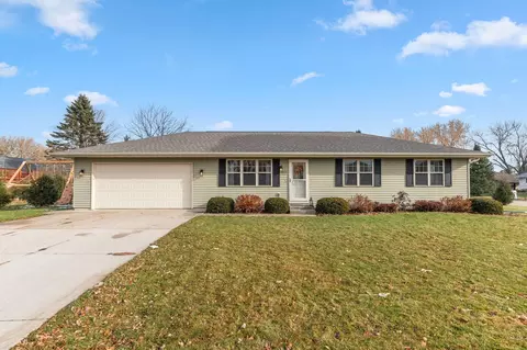 1502 Northridge Dr, New London, WI 54961