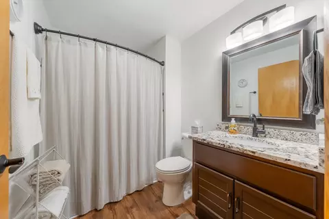 Bath - 909 E Windfield Pl #B, Appleton, WI 54911 photo 3 of 3