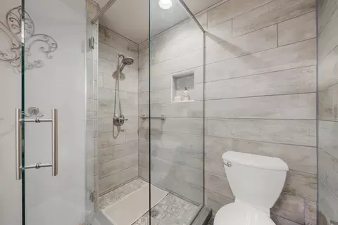 Bath - 909 E Windfield Pl #B, Appleton, WI 54911 photo 2 of 3