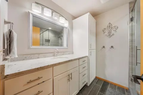 Bath - 909 E Windfield Pl #B, Appleton, WI 54911 photo 1 of 3