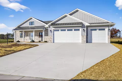 758 Royal Saint Pats Dr, Wrightstown, WI 54180