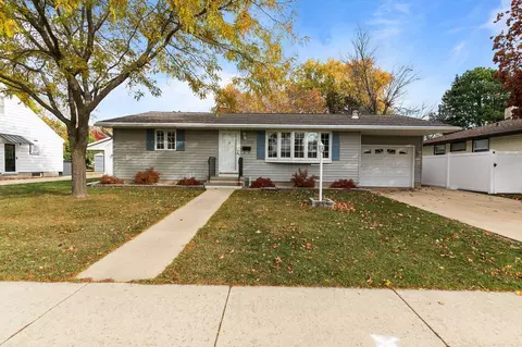 1076 Shadow Ln, Green Bay, WI 54304