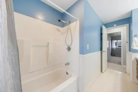Bath - 507 E Sylvan Ave, Appleton, WI 54915 photo 2 of 4
