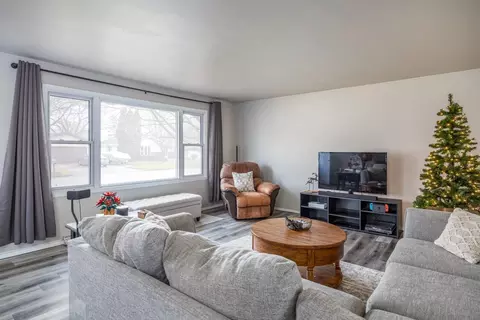Living - 2915 S Gladys Ave, Appleton, WI 54915 photo 1 of 2