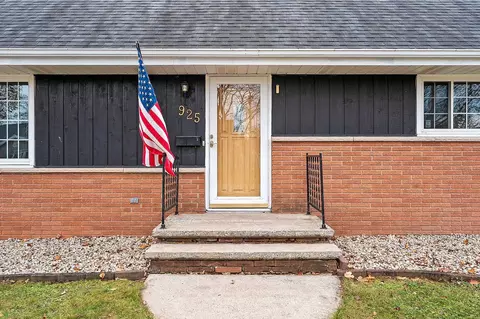 Exterior - 925 W Lindbergh St, Appleton, WI 54914 photo 10 of 10