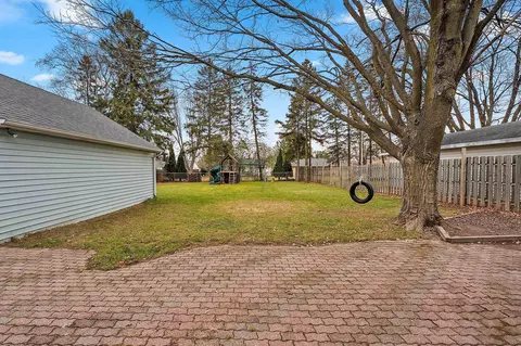 Exterior - 925 W Lindbergh St, Appleton, WI 54914 photo 3 of 10