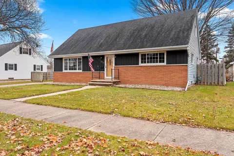 Exterior - 925 W Lindbergh St, Appleton, WI 54914 photo 2 of 10