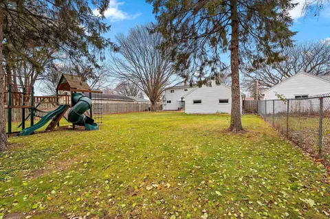 Exterior - 925 W Lindbergh St, Appleton, WI 54914 photo 5 of 10