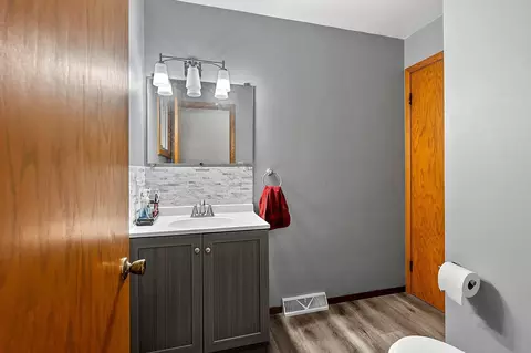 Bath - 925 W Lindbergh St, Appleton, WI 54914 photo 1 of 2