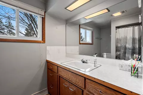 Bath - 925 W Lindbergh St, Appleton, WI 54914 photo 2 of 2