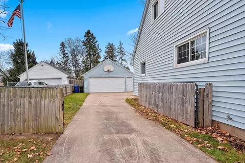 Exterior - 925 W Lindbergh St, Appleton, WI 54914 photo 8 of 10