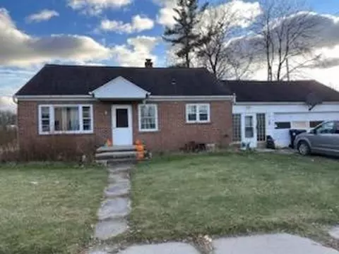 110 E Hofman St, Cecil, WI 54111