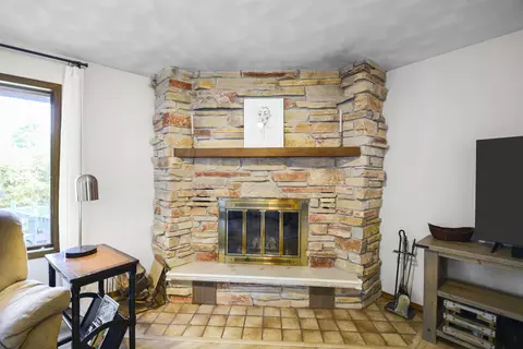 Living - 4710 W Sunflower Rd, Appleton, WI 54914 photo 4 of 5