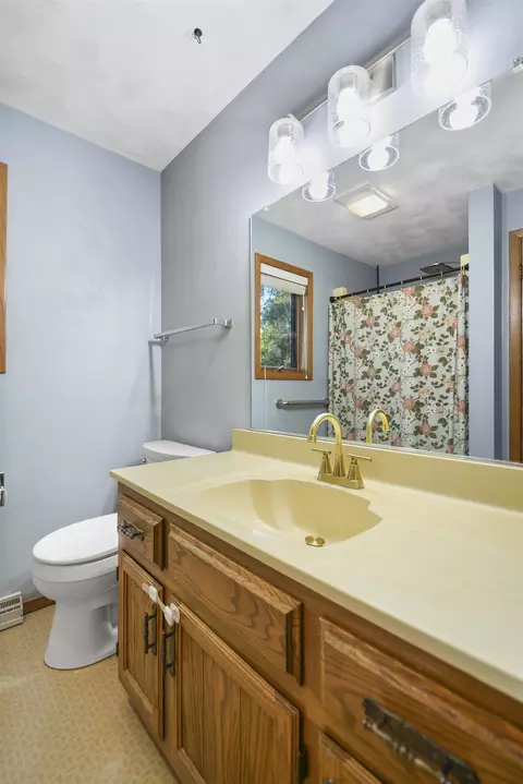 Bath - 4710 W Sunflower Rd, Appleton, WI 54914 photo 2 of 5