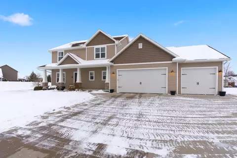 Exterior - 4620 N Lightning Dr, Appleton, WI 54913 photo 3 of 11