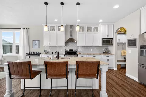 Kitchen - 4620 N Lightning Dr, Appleton, WI 54913 photo 2 of 6