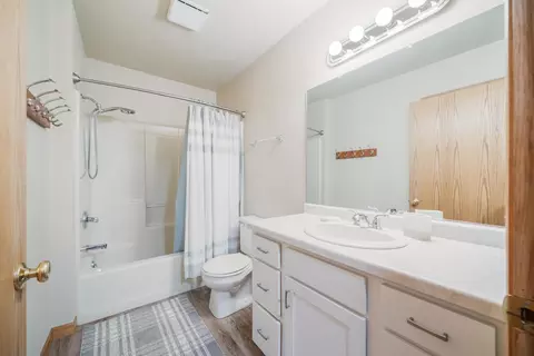 Bath - 2117 Cloudview Ct, Appleton, WI 54914 photo 1 of 4