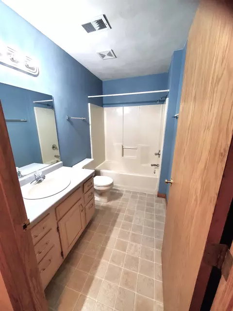 Bath - 2117 Cloudview Ct, Appleton, WI 54914 photo 3 of 4