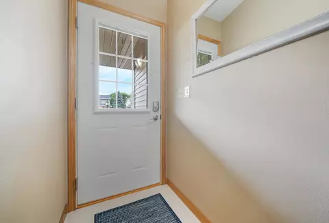 Entry Way - 2117 Cloudview Ct, Appleton, WI 54914 photo 2 of 3