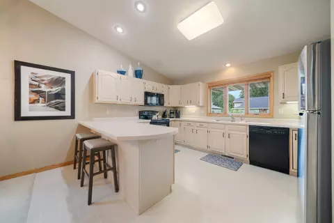Kitchen - 2117 Cloudview Ct, Appleton, WI 54914 photo 4 of 7