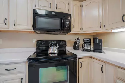Kitchen - 2117 Cloudview Ct, Appleton, WI 54914 photo 5 of 7